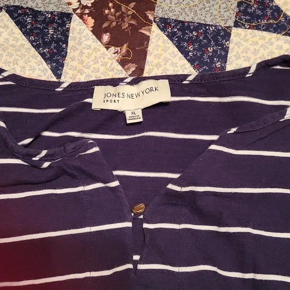 EUC Blue/White Striped Top. Button V-neck. 3/4 sleeves. Size XL - Picture 4 of 8